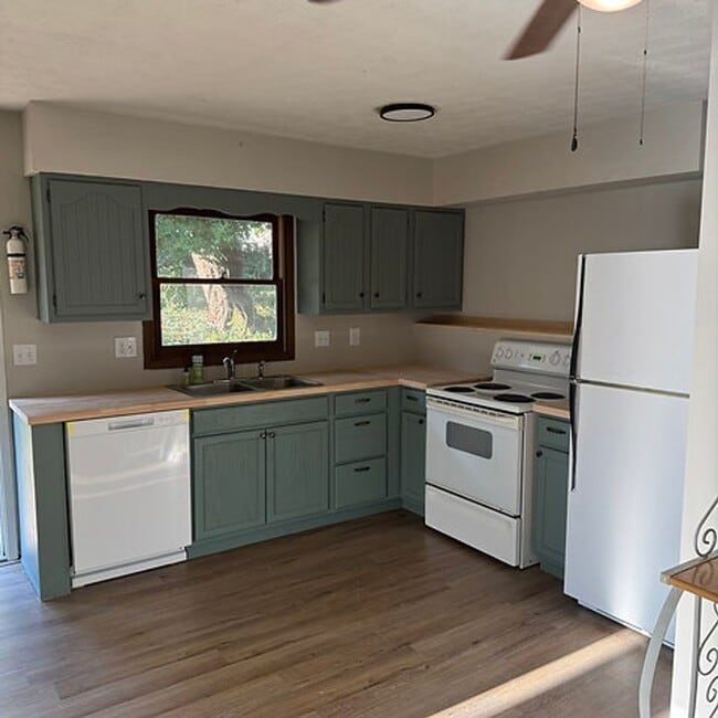 Photo - 319 1/2 N. Elm St. Apartment