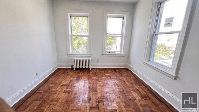 Foto del edificio - 1358 EAST 38 STREET
