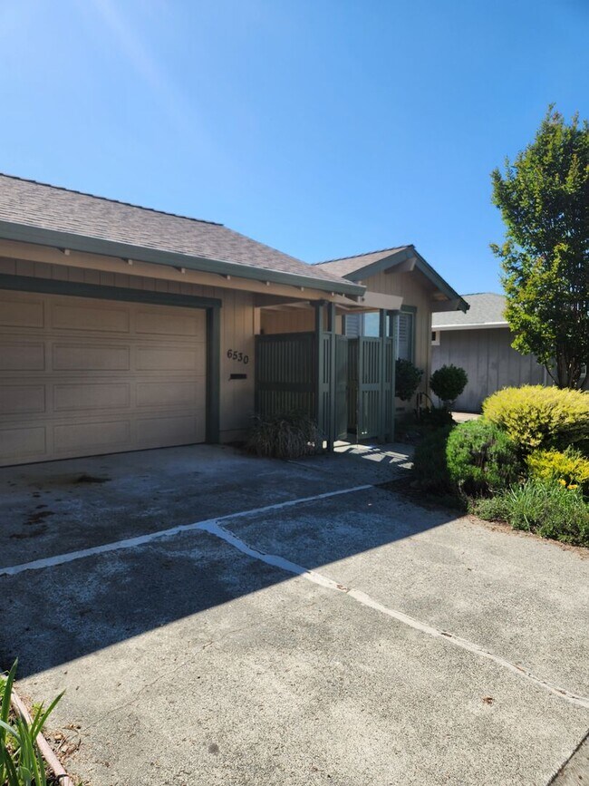 Foto del edificio - Very nice 2 Bd, 2 Bath Triplex w/yard in OAKMONT - Oakmont is a senior community.