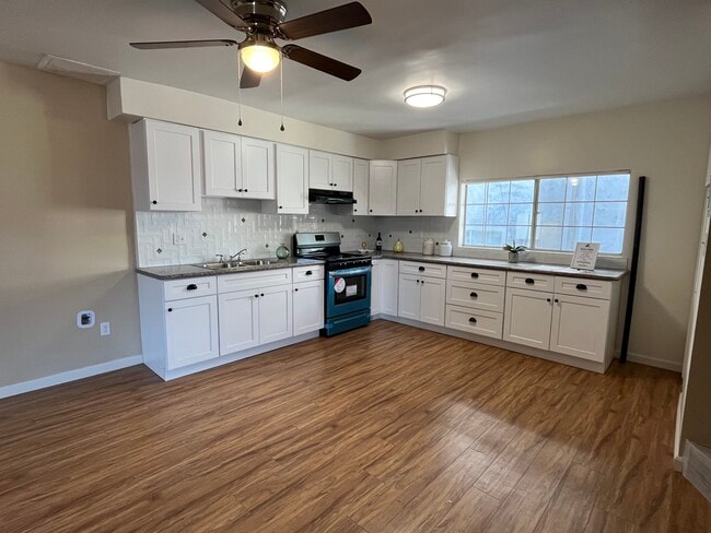 Building Photo - 6939 Hazeltine Ave