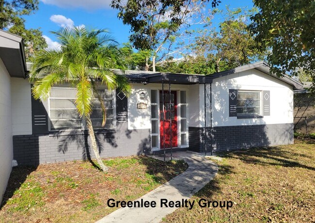 Foto del edificio - Completely Remodeled 2 Bed/1.5 Bath+ Bonus FL Room