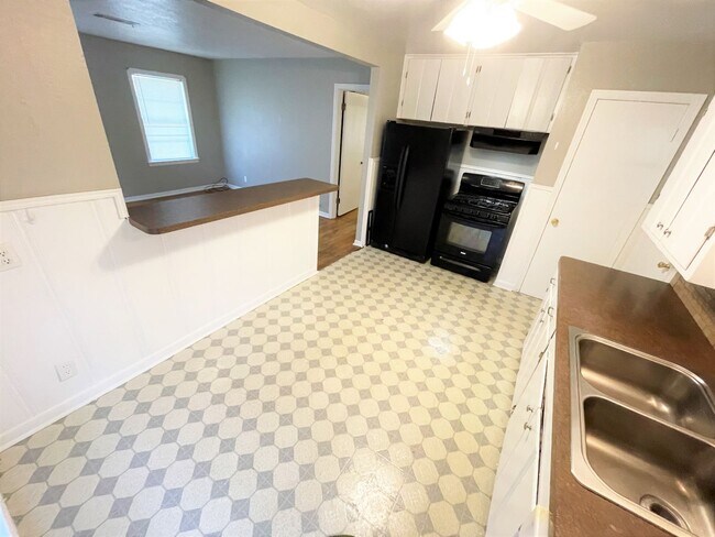 Building Photo - 812 S. 11th St, Nederland, TX 77627