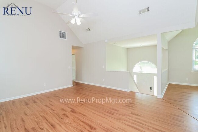 Foto del edificio - Available Now!