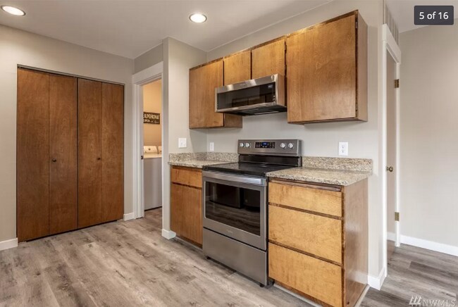 Building Photo - 992 Highline Dr
