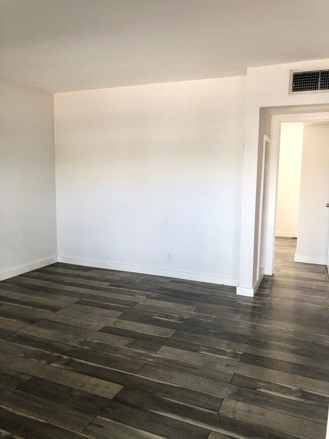 Building Photo - 600 NE 46th Ct