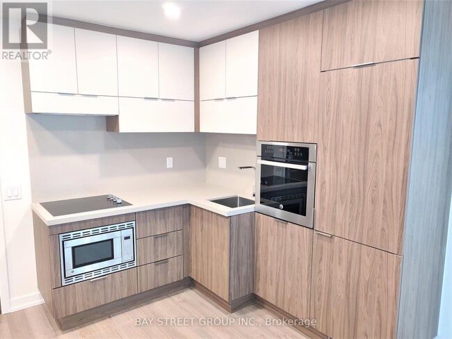 Building Photo - 39 Roehampton Ave