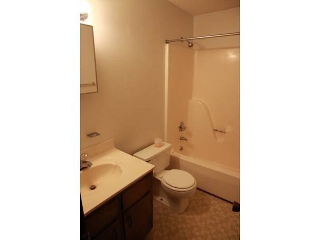 Building Photo - 132 Pinehurst Ct