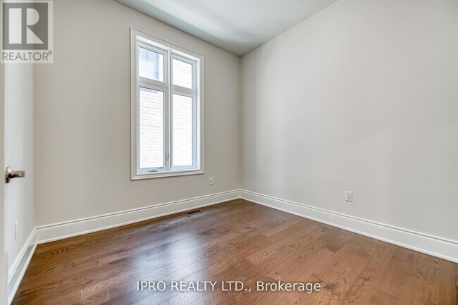Building Photo - 160 Winthrop Cres
