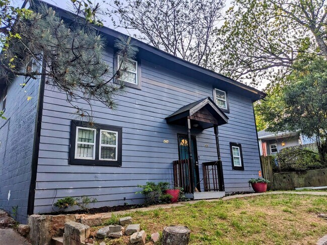 Foto del edificio - For Rent: 3BR / 1.5BA Family Home | Across...