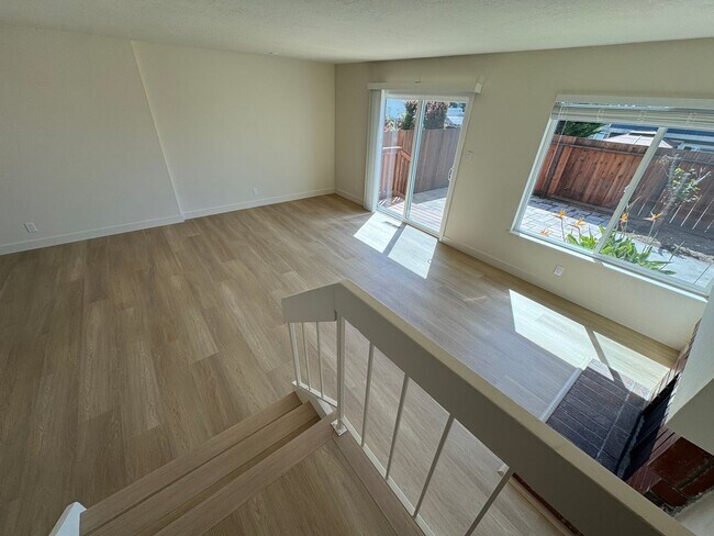 Foto del edificio - Beautifully Renovated 4-Bedroom Home in We...