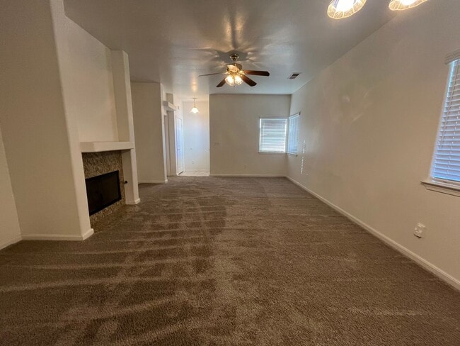 Building Photo - Beautiful 3 Bed 2 Bath Home with 3 Car Garage Available!