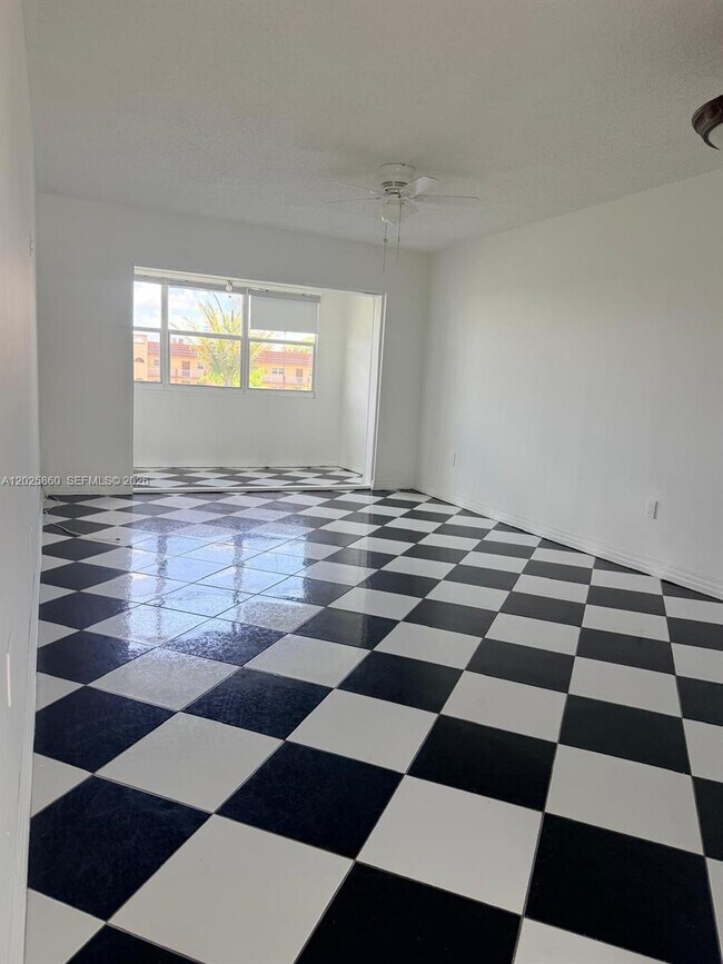 Foto del edificio - 8595 Sunrise Lakes Blvd