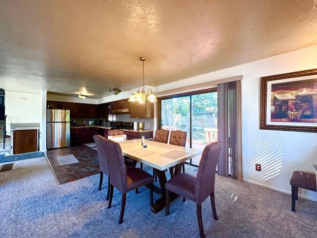 Building Photo - Charming Split-Level Fully Furnished Home 3 Beds 2.5 Baths in Lake Oswego! | MOVE IN SPECIAL