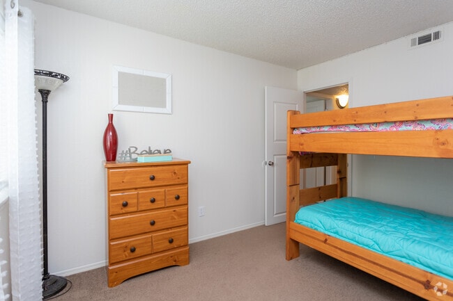 2BR, 1BA - 1000 SF - Colony Hills Apartments