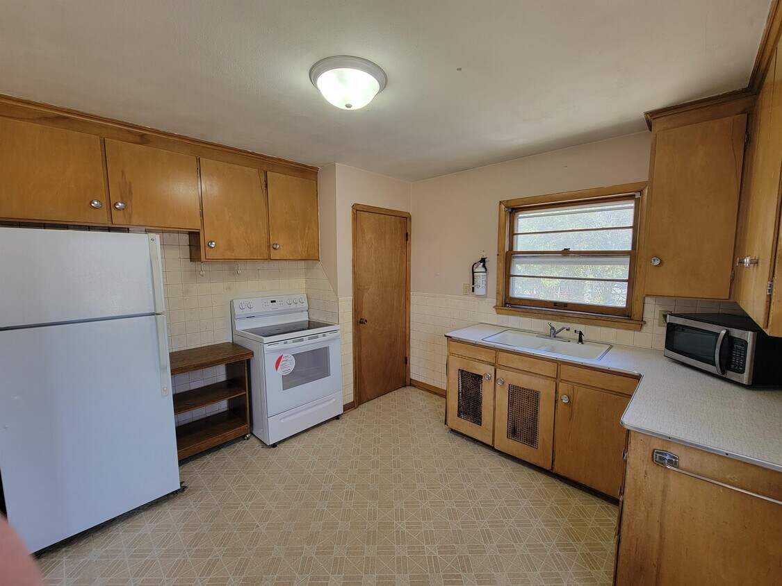 821 W 28th St, Cedar Falls, IA 50613 House Rental in Cedar Falls, IA