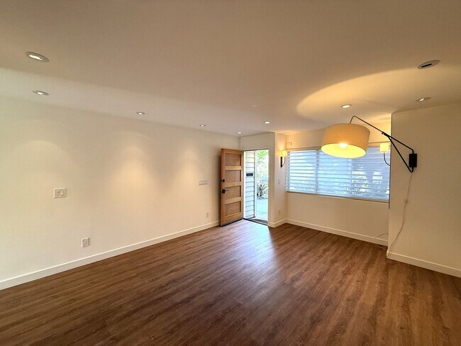 Foto del edificio - STUNNING THREE BEDROOM PLUS OFFICE MARINER GREEN CONDO WITH GREAT OUTDOOR SPACE