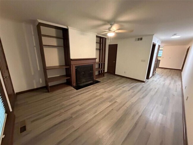Building Photo - 1702 Pine Tree Dr