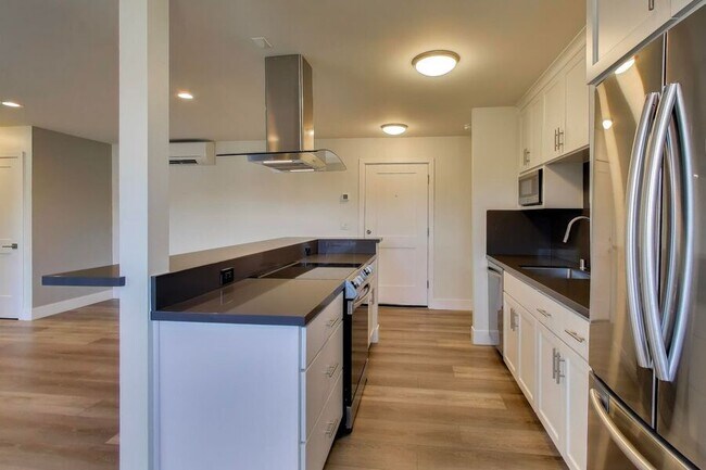 Building Photo - 1662 Hollenbeck Ave