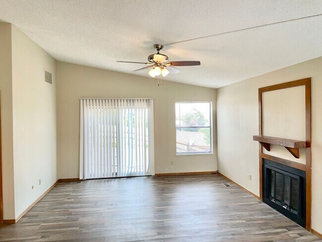 Foto del edificio - 2 Bedroom Patio Home  W/ Central Air Conditioning to be Installed Summer 2026!!