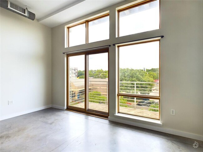 Foto del edificio - 2124 E 6th St