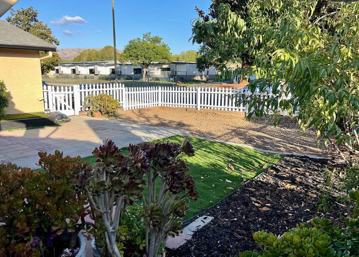 Foto principal - 2365 Fallingtree Dr