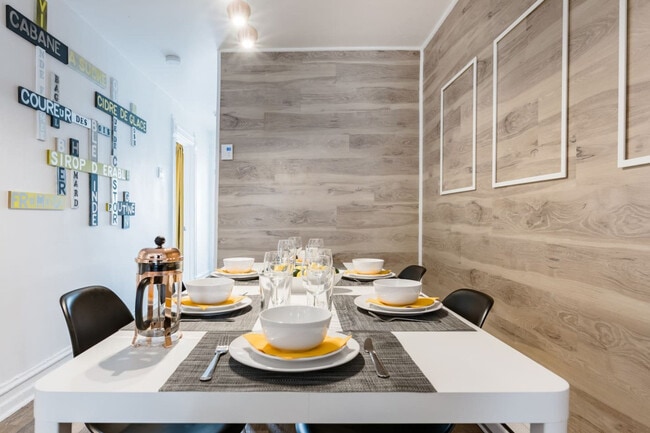 Building Photo - 4631 Rue Ontario E