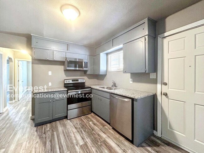 Foto del edificio - Lovely 3-Bedroom Home with Modern comforts...
