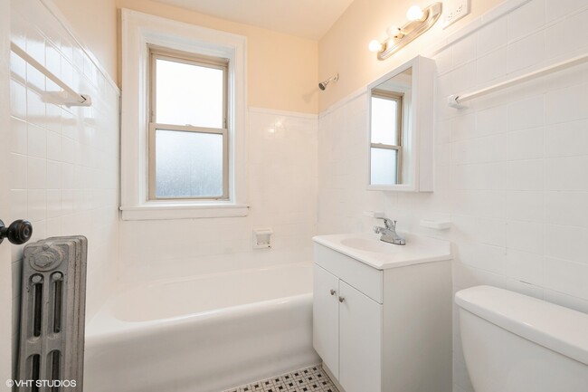 Building Photo - Remodeled 2 Bed in Beverly - Heat & Gas In...