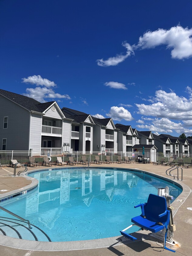 Saltwater pool - Brentwood Chase Apartments