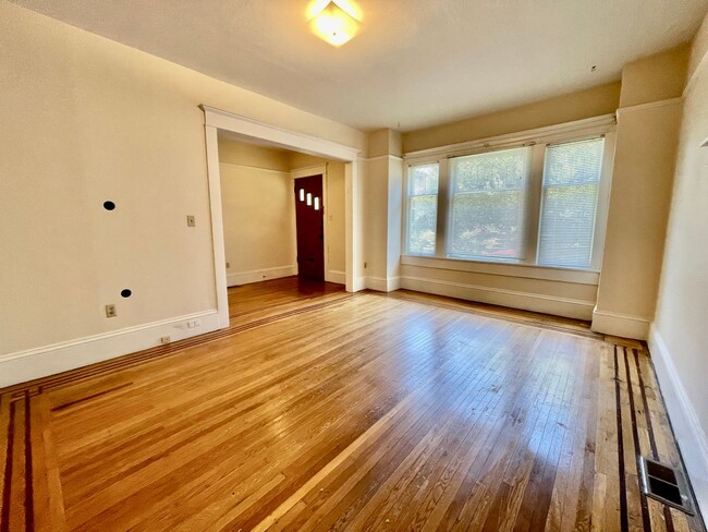 Building Photo - Large Queen Anne 2 Bedroom - Excellent Loc...