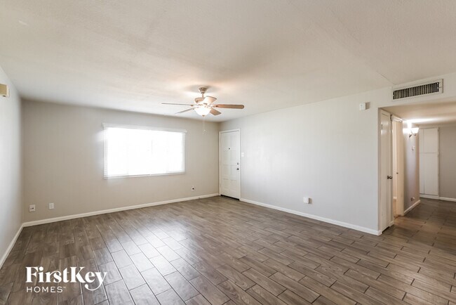 Foto del edificio - 3435 W Country Gables Dr