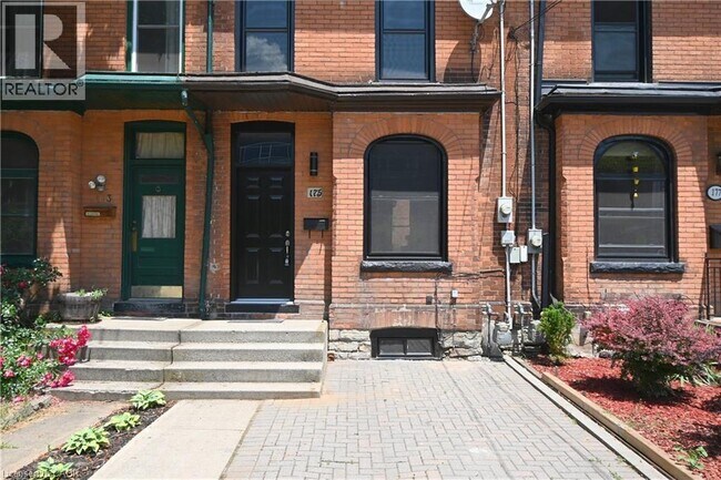 Photo du bâtiment - 175 Forest Ave