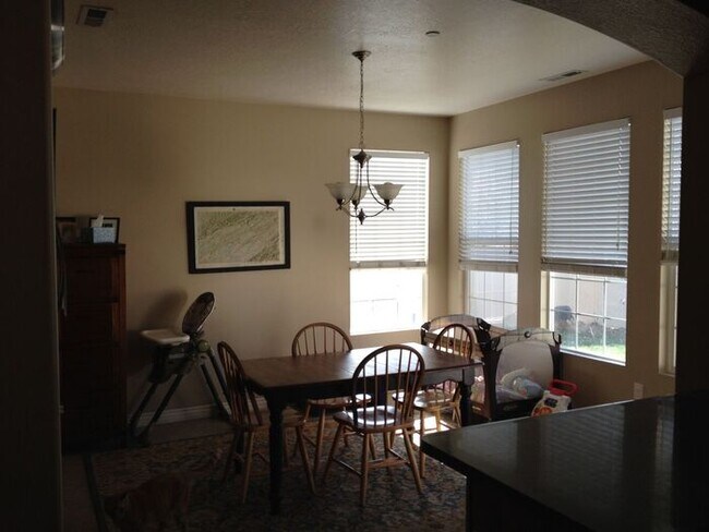 Building Photo - Beautiful PG Manor Home w/ 2 car garage + ...