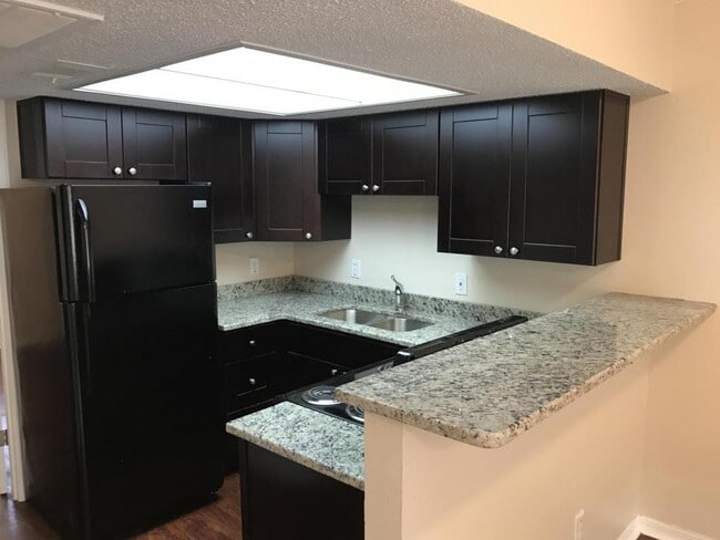 Foto del edificio - 8401 Interbay Blvd