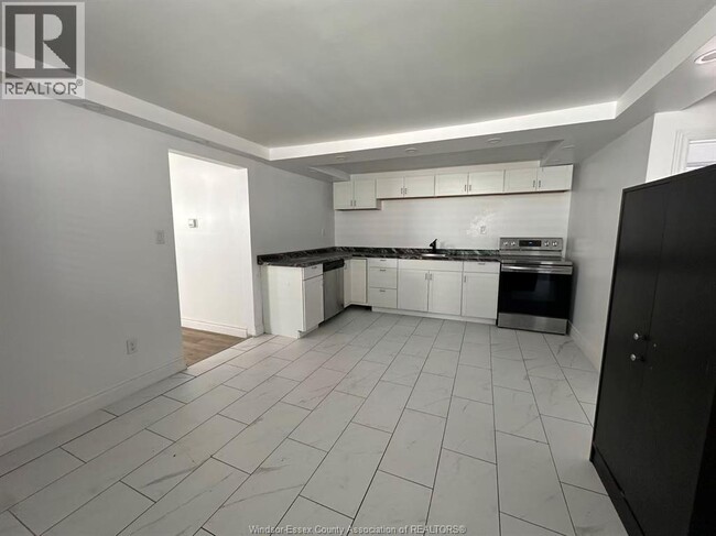 Building Photo - 455 Aylmer Ave