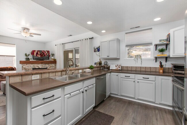 Foto del edificio - 2701 Midland Ave