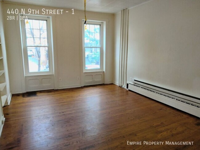 Foto del edificio - 1st Floor: 2-Bedroom/1-Bathroom Apartment ...