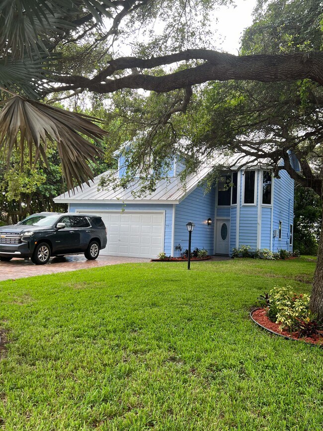 Foto del edificio - 901 Tropic Dr