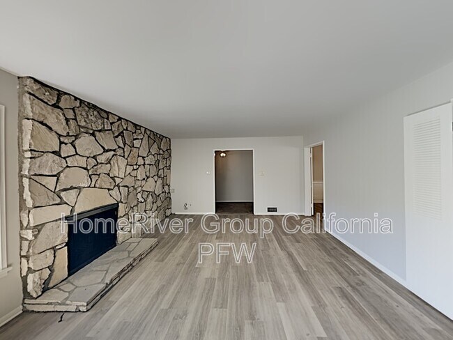 Foto del edificio - 2431 Sleepy Hollow Dr