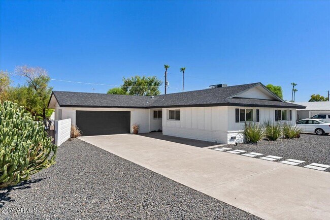Foto del edificio - 8414 E Bonnie Rose Ave