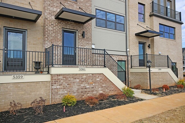 Building Photo - Pet-Friendly Old Trail Townhome With Rooftop Terrace