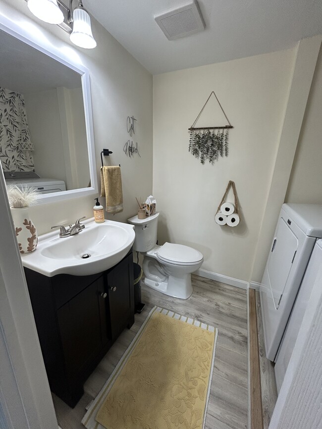 Medio baño en el primer piso - 19D Sigourney St