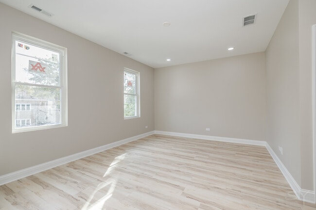 Foto del edificio - 721 N Hamlin Ave