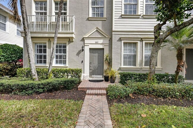 Foto del edificio - 203 E Thatch Palm Cir
