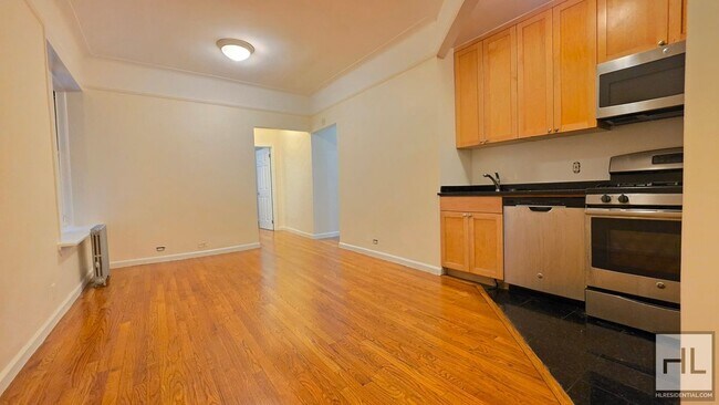Foto del edificio - Spacious 3-Bed, 2-Bath with Classic Prewar Charm in Greenwich Village