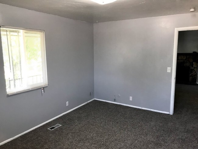 Foto del edificio - Renovated 2 bed 1 bath in Salt Lake!!