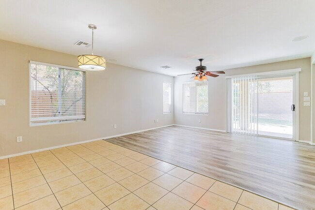 Foto del edificio - 1505 E Lakeview Dr