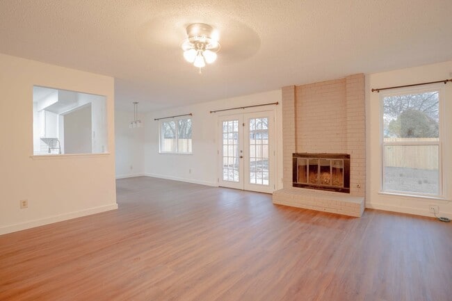 Building Photo - 2800 Bushnell Dr