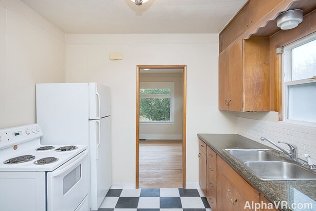 Building Photo - Stunning Main Floor Duplex in the Heart of...