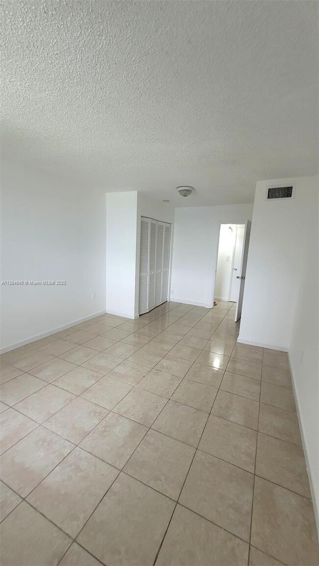 Foto del edificio - 9460 Fontainebleau Blvd
